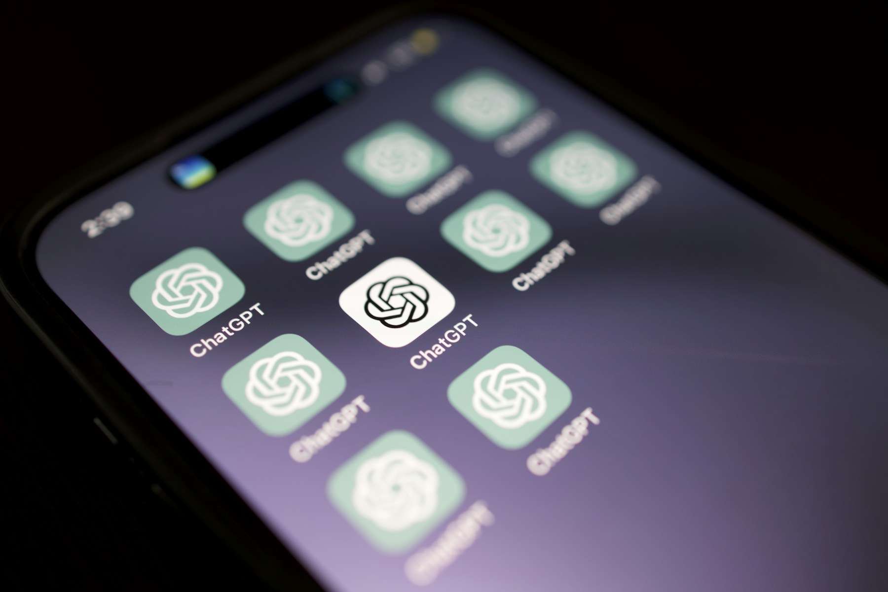 Un teléfono móvil con iconos de la app de ChatGPT
